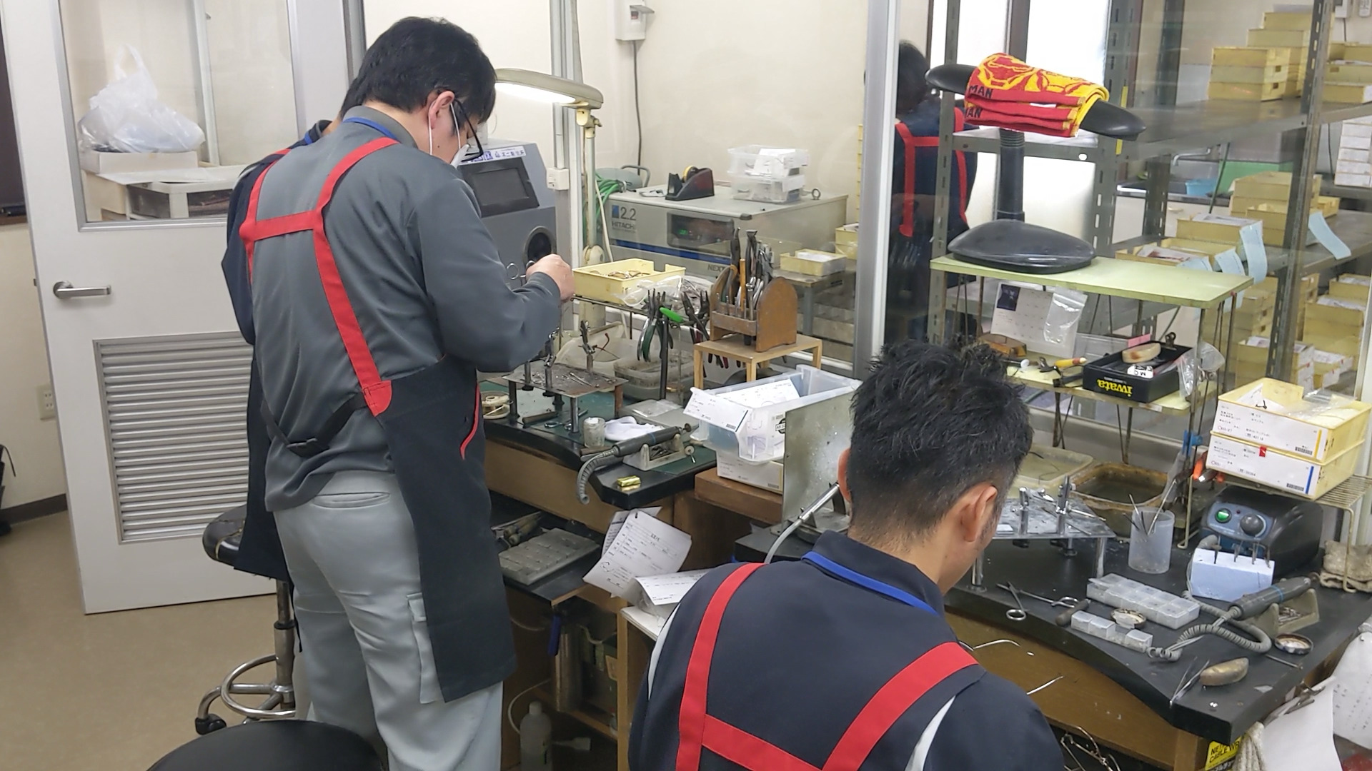 職人による精密な修理作業